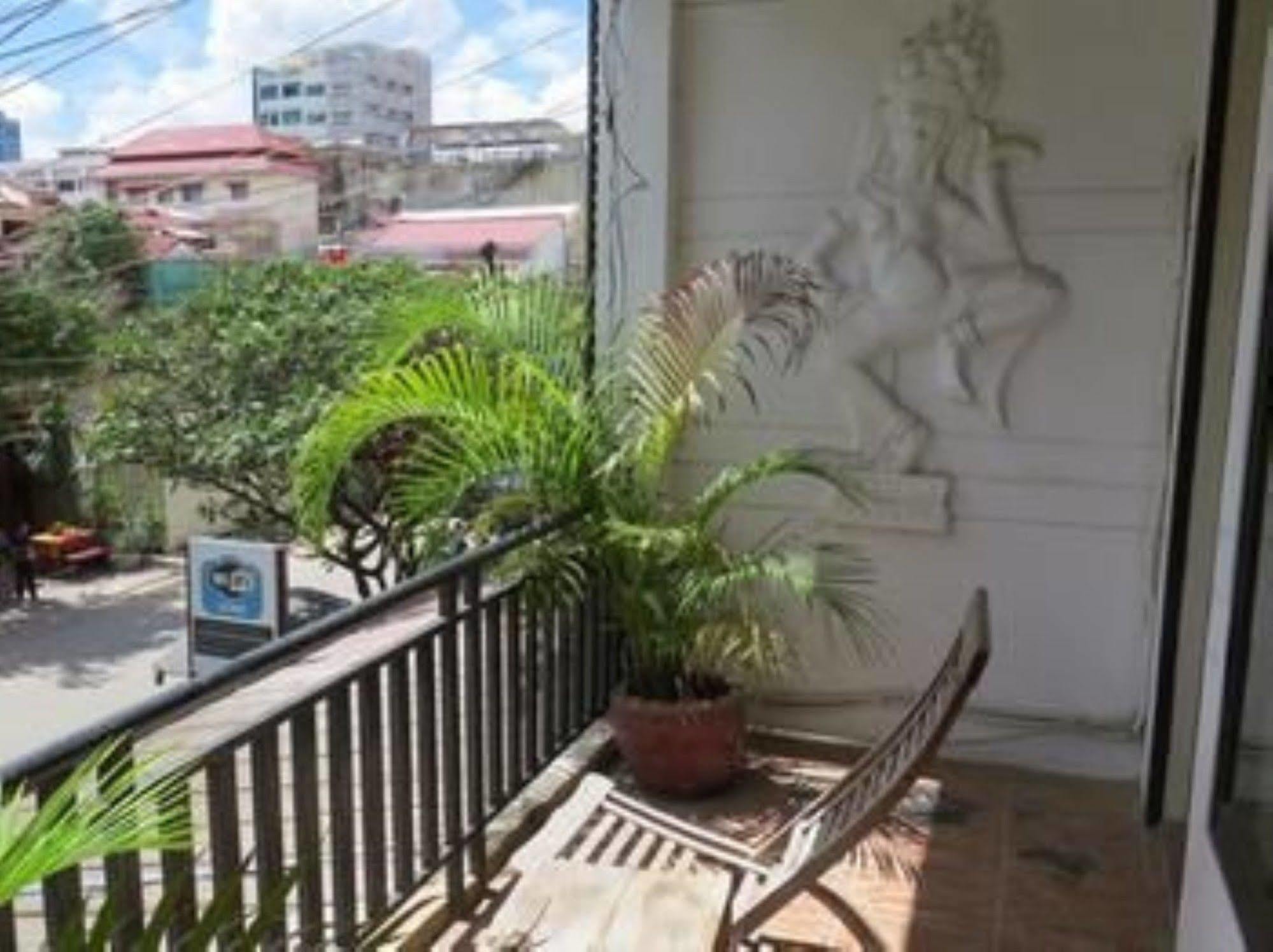 Goldie Guesthouse Phnom-Penh Buitenkant foto